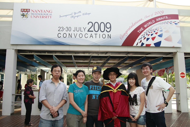 http://lh3.ggpht.com/_HbEIGm1amog/SnWdTV5gldI/AAAAAAAAIo8/-_rEyzTQ6ow/s720/20090728%20Ding%20Liang%20Convocation_29_resize.JPG